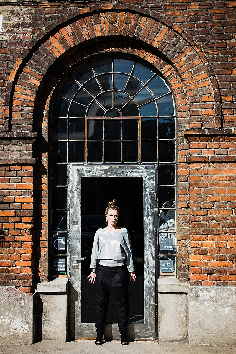 Sesja lookbook OFF Piotrkowska – portret modowy w loftowym świetle.