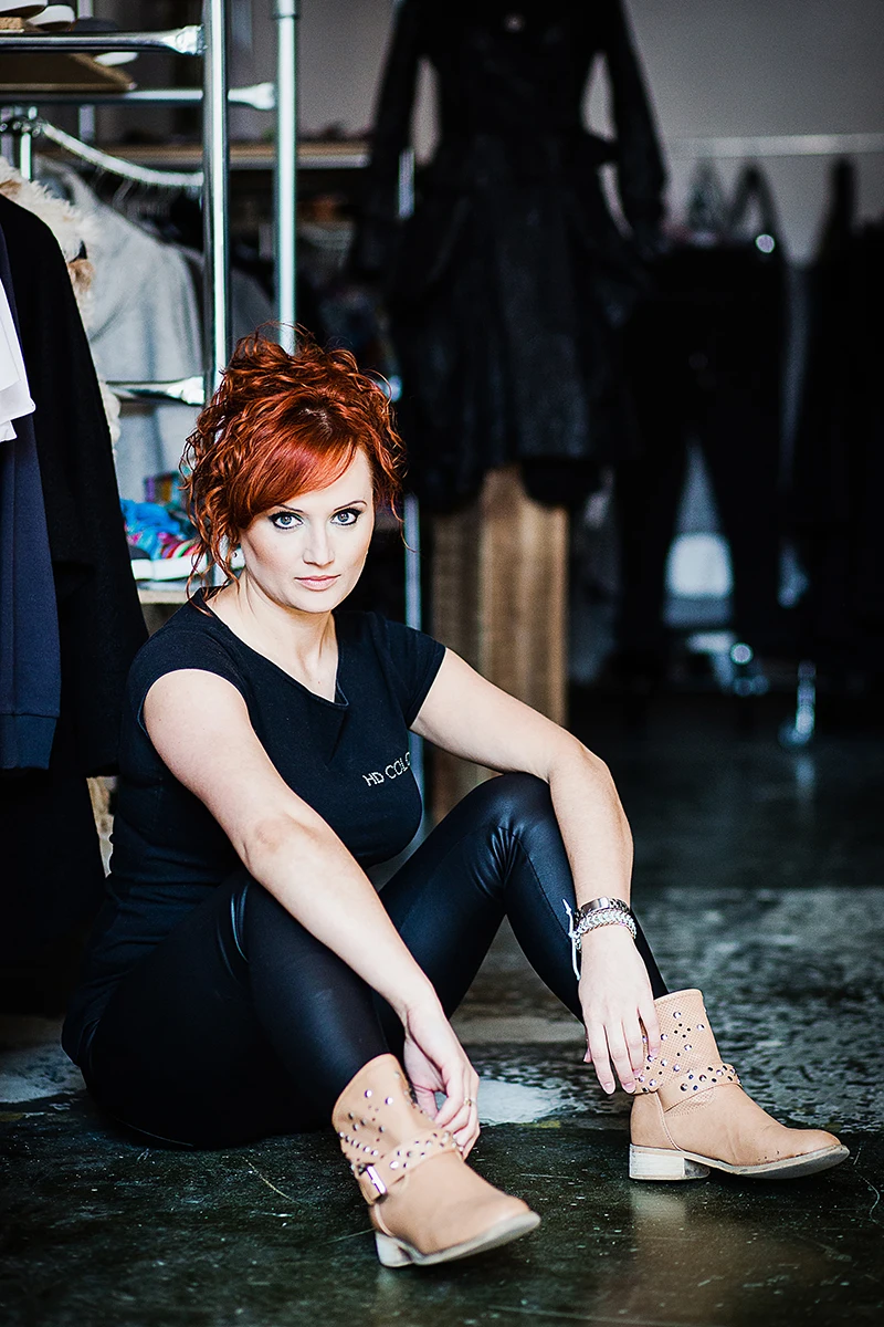 Zdjęcia do kampanii modowej Łódź – Portret emocjonalny w industrialnym oknie, estetyka streetwear.