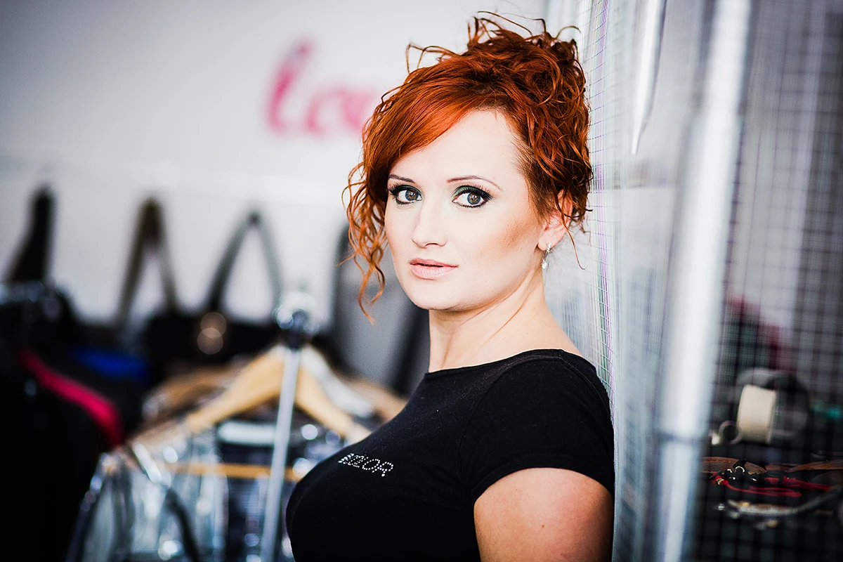 Zdjęcia do kampanii modowej Łódź – Portret emocjonalny w industrialnym oknie, estetyka streetwear.