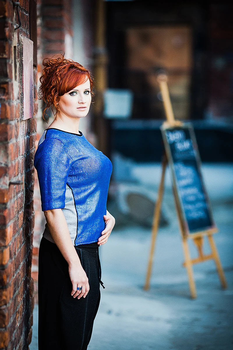 Zdjęcia do kampanii modowej Łódź – Portret emocjonalny w industrialnym oknie, estetyka streetwear.