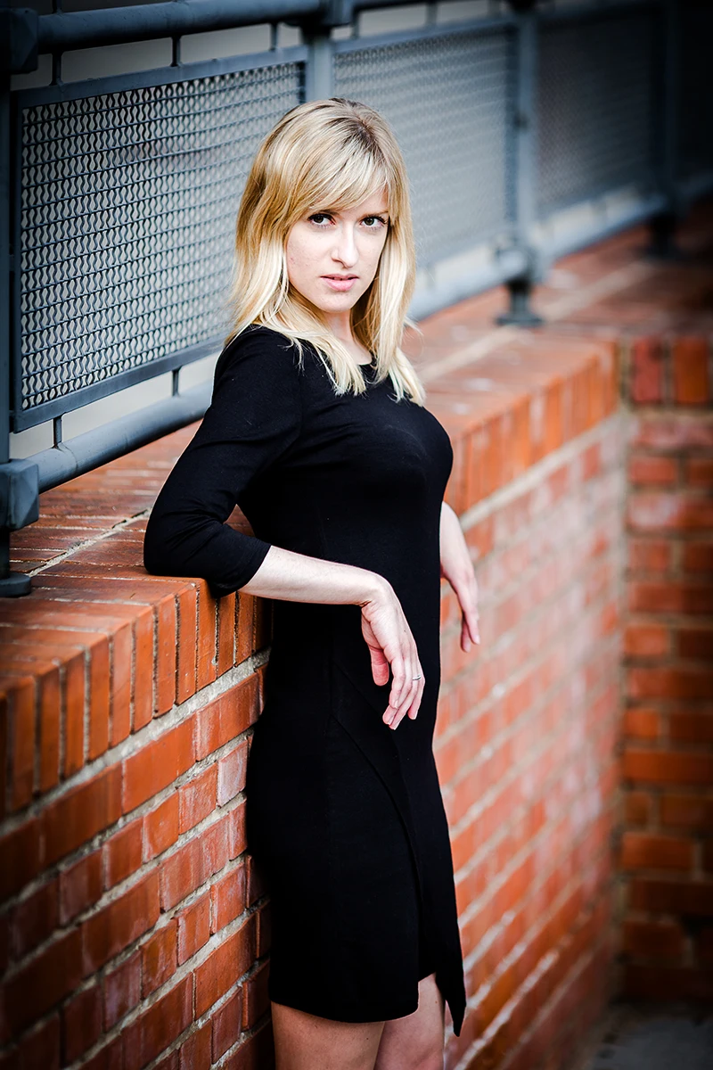 Elegancka poza, modelka w loftach, czarna sukienka, Sesja Modowa Księży Młyn.