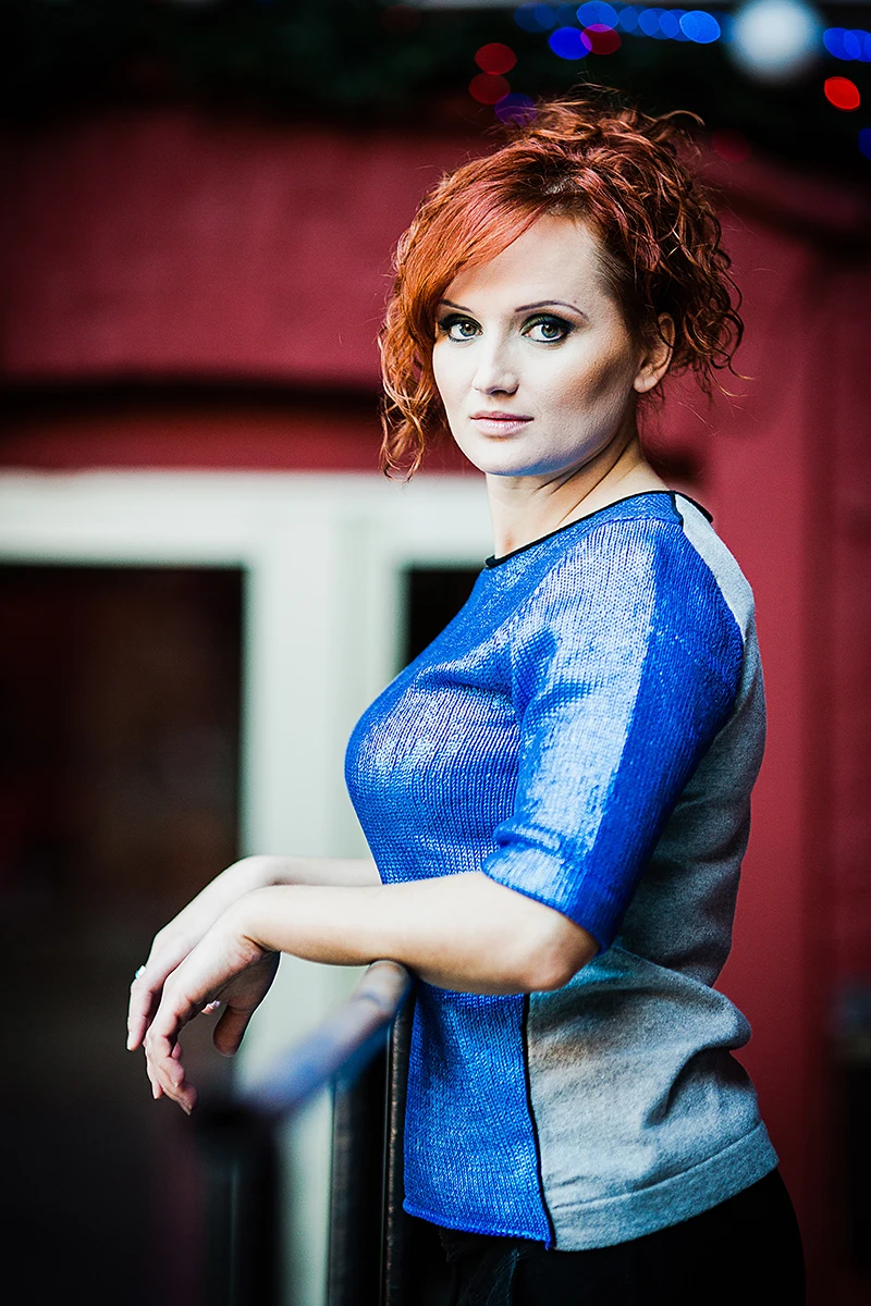 Sesja wizerunkowa OFF Piotrkowska – Model pozujący na dziedzińcu, ujęcie ukazujące architekturę.