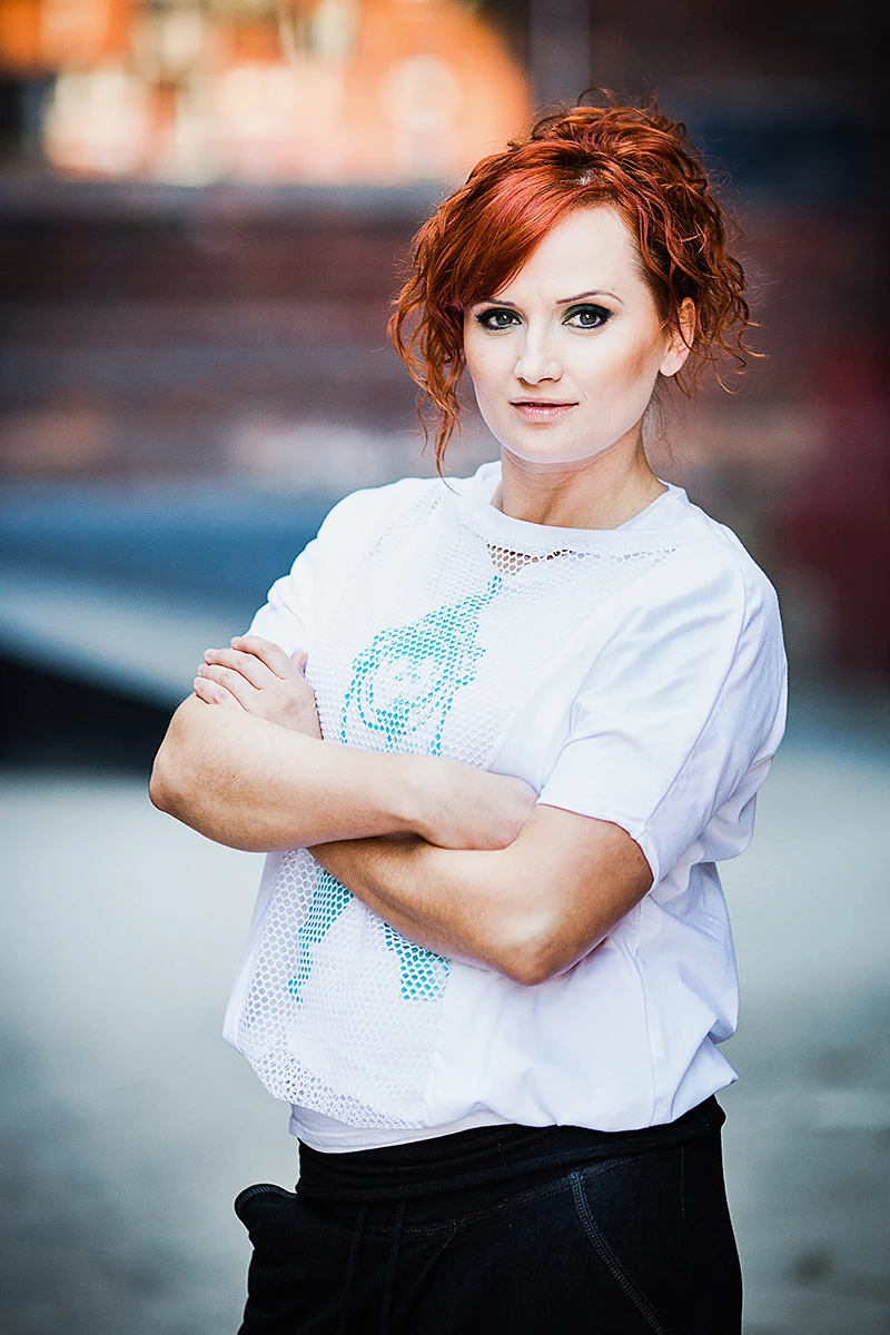 Sesja wizerunkowa OFF Piotrkowska – Model pozujący na dziedzińcu, ujęcie ukazujące architekturę.