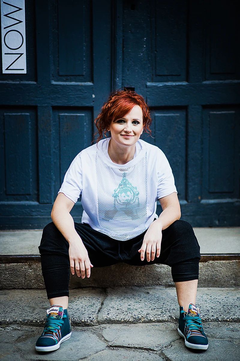 Sesja wizerunkowa OFF Piotrkowska – Model pozujący na dziedzińcu, ujęcie ukazujące architekturę.