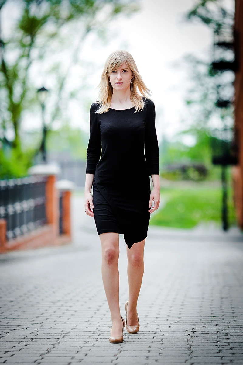 Elegancka poza, modelka w loftach, czarna sukienka, Sesja Modowa Księży Młyn.