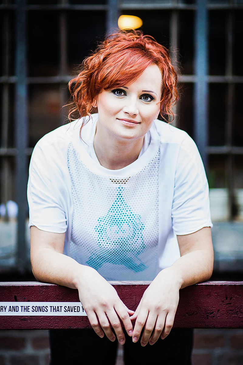 Sesja wizerunkowa OFF Piotrkowska – Model pozujący na dziedzińcu, ujęcie ukazujące architekturę.