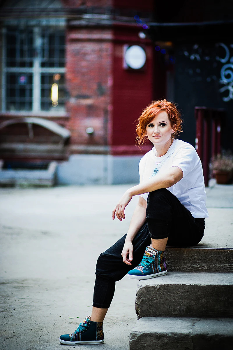 Sesja wizerunkowa OFF Piotrkowska – Model pozujący na dziedzińcu, ujęcie ukazujące architekturę.