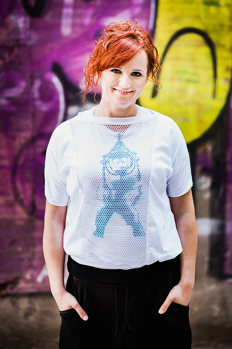 Sesja wizerunkowa OFF Piotrkowska – Model pozujący na dziedzińcu, ujęcie ukazujące architekturę.