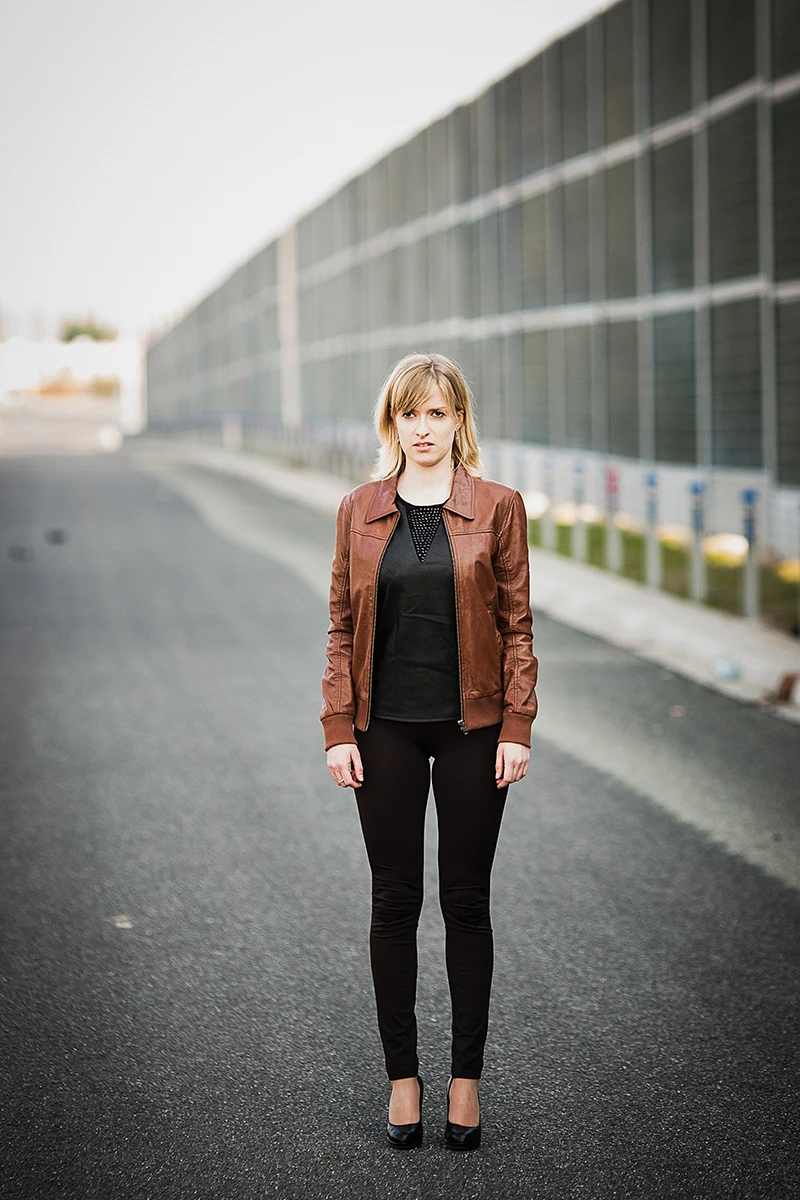 lookbook Łódź sesja w plenerze ramoneska i szpilki na autostradzie