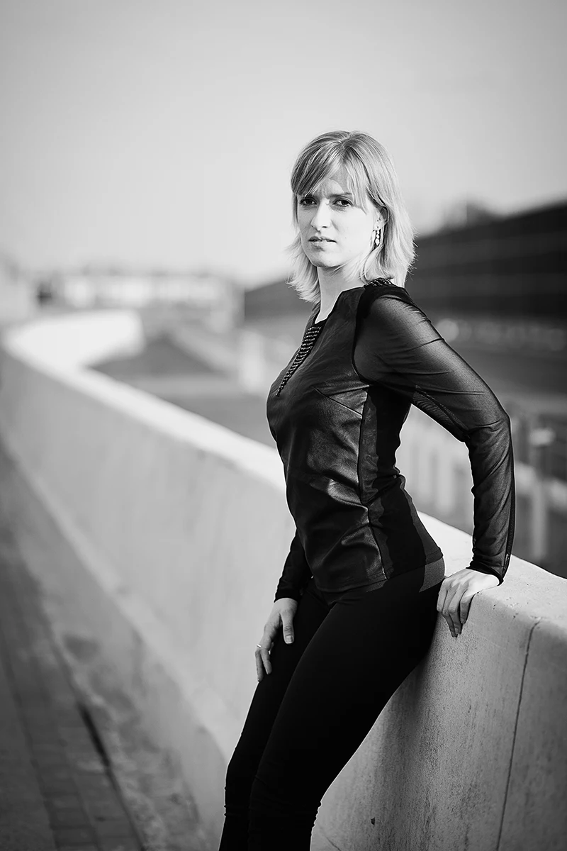 Modelka w czarnej stylizacji na budowie autostrady Łódź