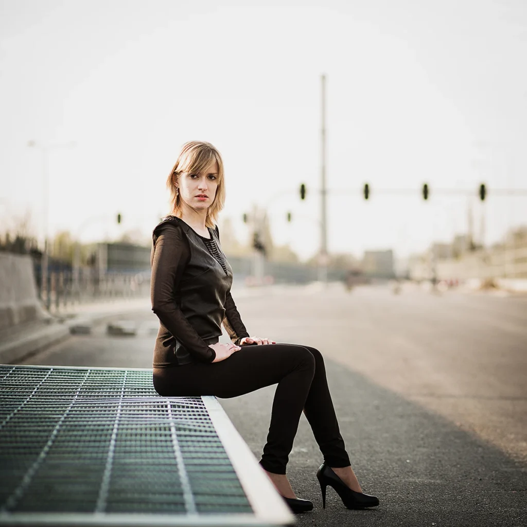 Modelka w czarnej stylizacji na budowie autostrady Łódź