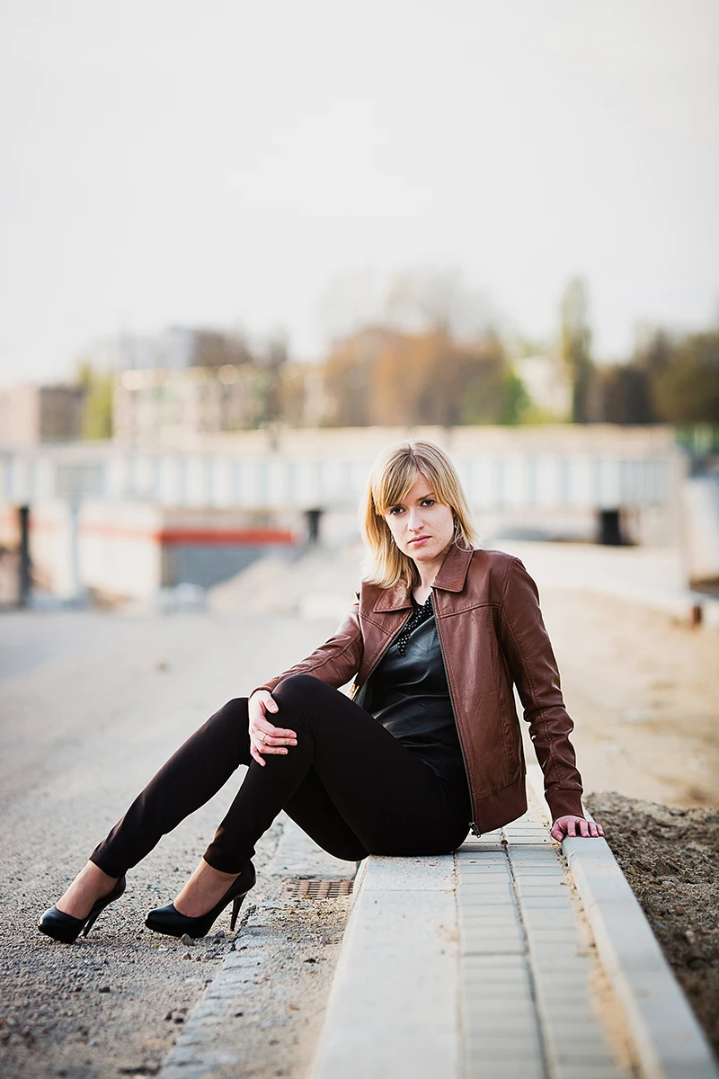 lookbook Łódź sesja w plenerze ramoneska i szpilki na autostradzie