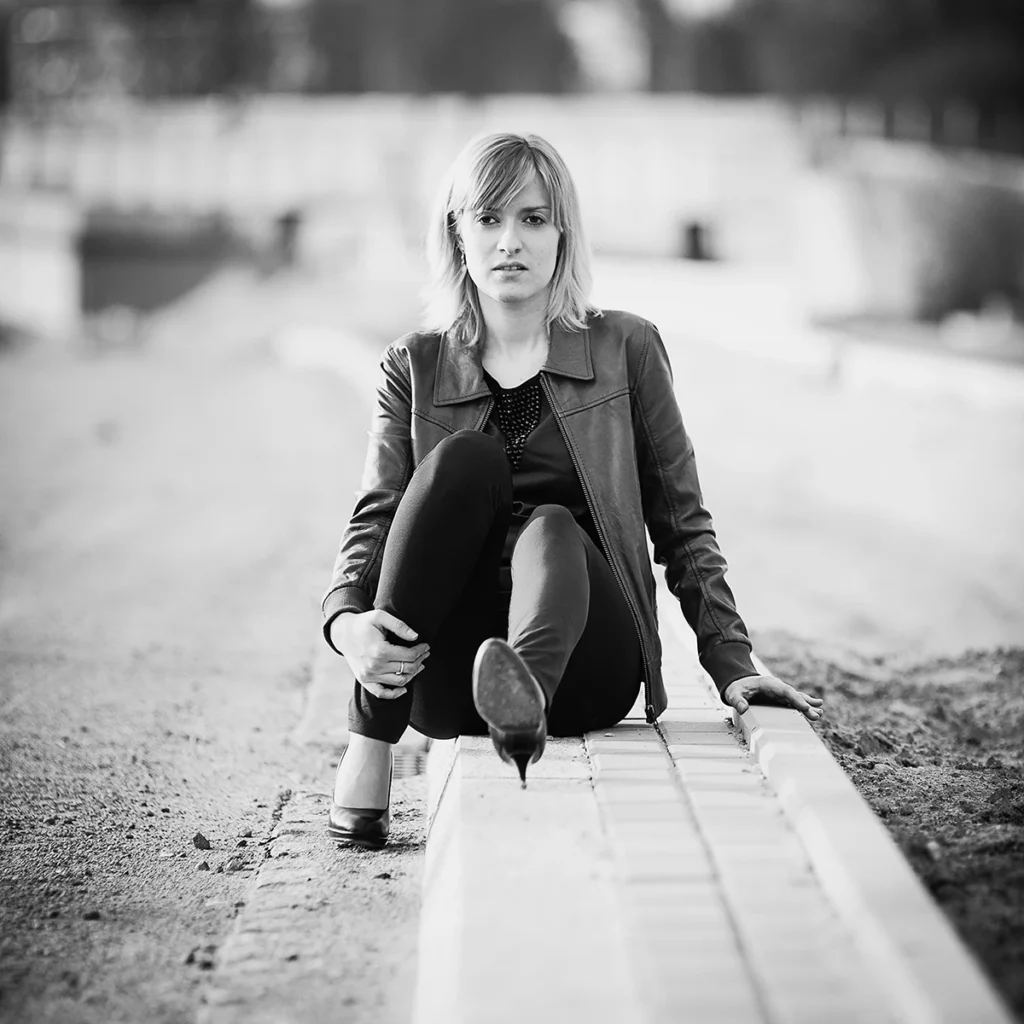 lookbook Łódź sesja w plenerze ramoneska i szpilki na autostradzie