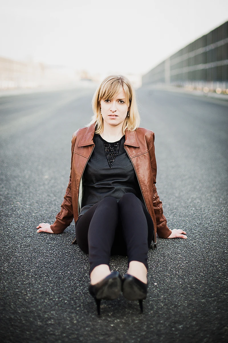 Modelka w czarnej stylizacji na budowie autostrady Łódź