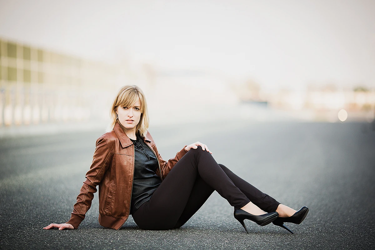 Modelka w czarnej stylizacji na budowie autostrady Łódź