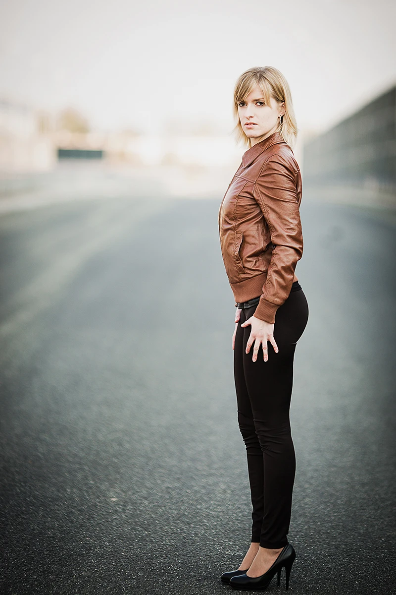 Modelka w czarnej stylizacji na budowie autostrady Łódź