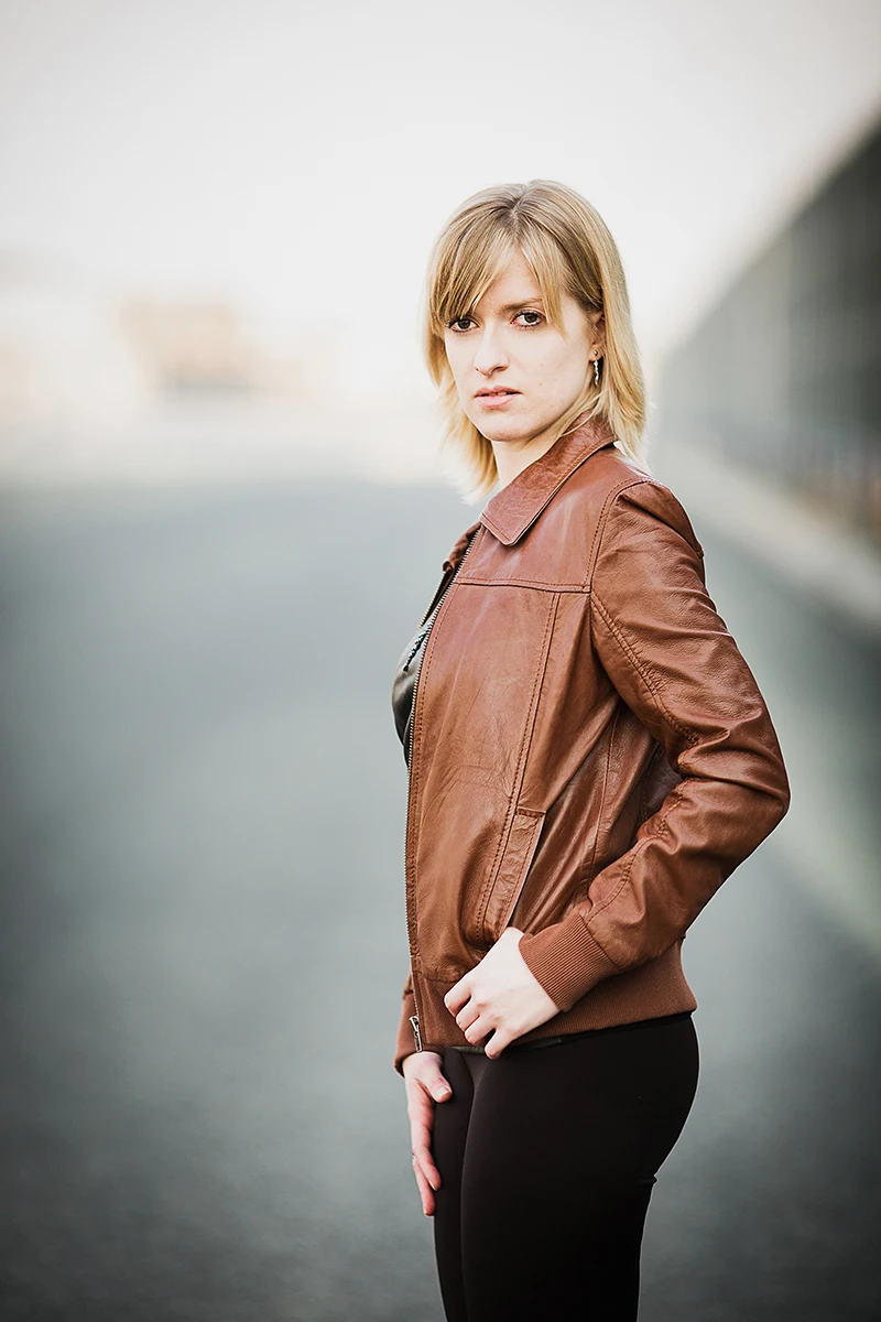 lookbook Łódź sesja w plenerze ramoneska i szpilki na autostradzie