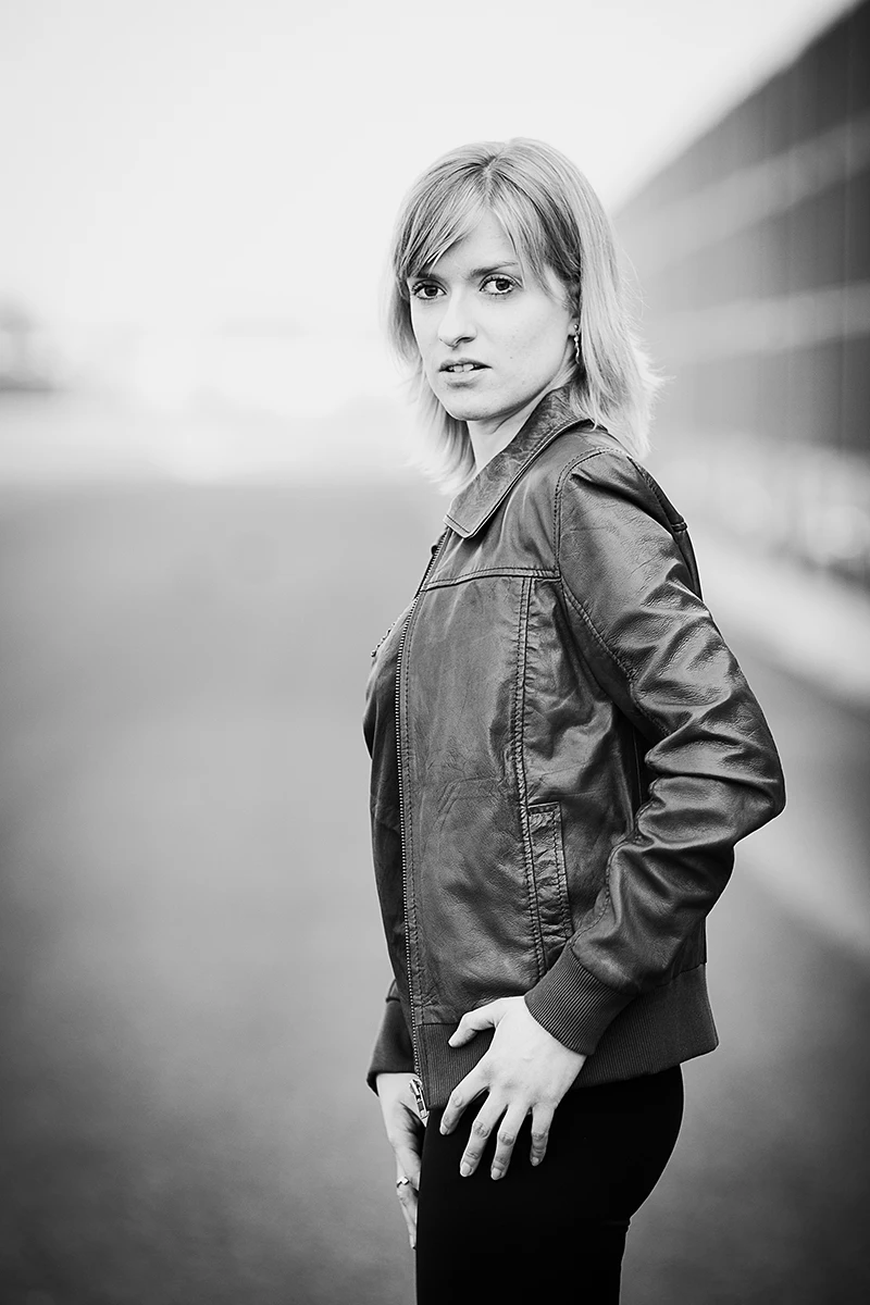 Modelka w czarnej stylizacji na budowie autostrady Łódź