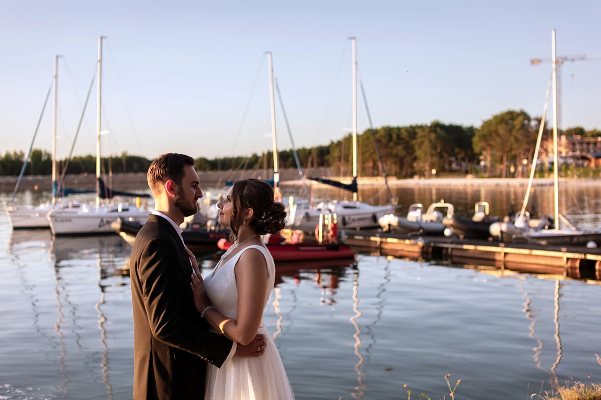 Para Młoda podczas zdjęć plenerowych ślubnych w porcie na Zalewem Sulejowskim