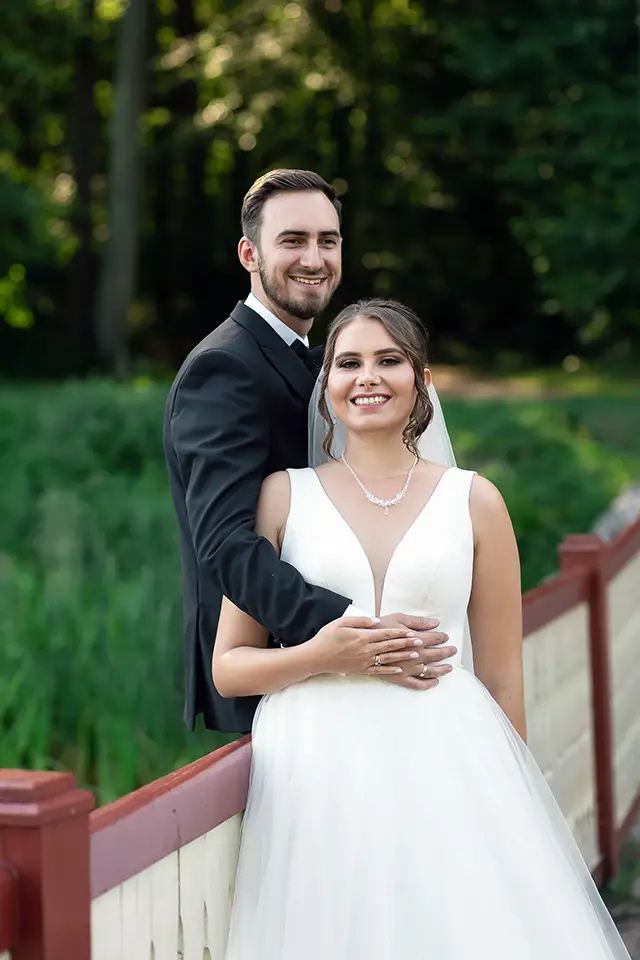 Para Młoda podczas zdjęć plenerowych ślubnych w Spale