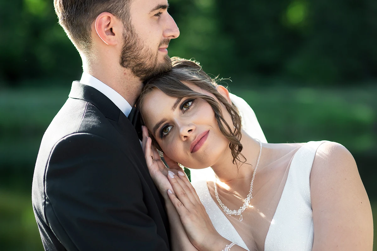 Para Młoda podczas zdjęć plenerowych ślubnych w Spale