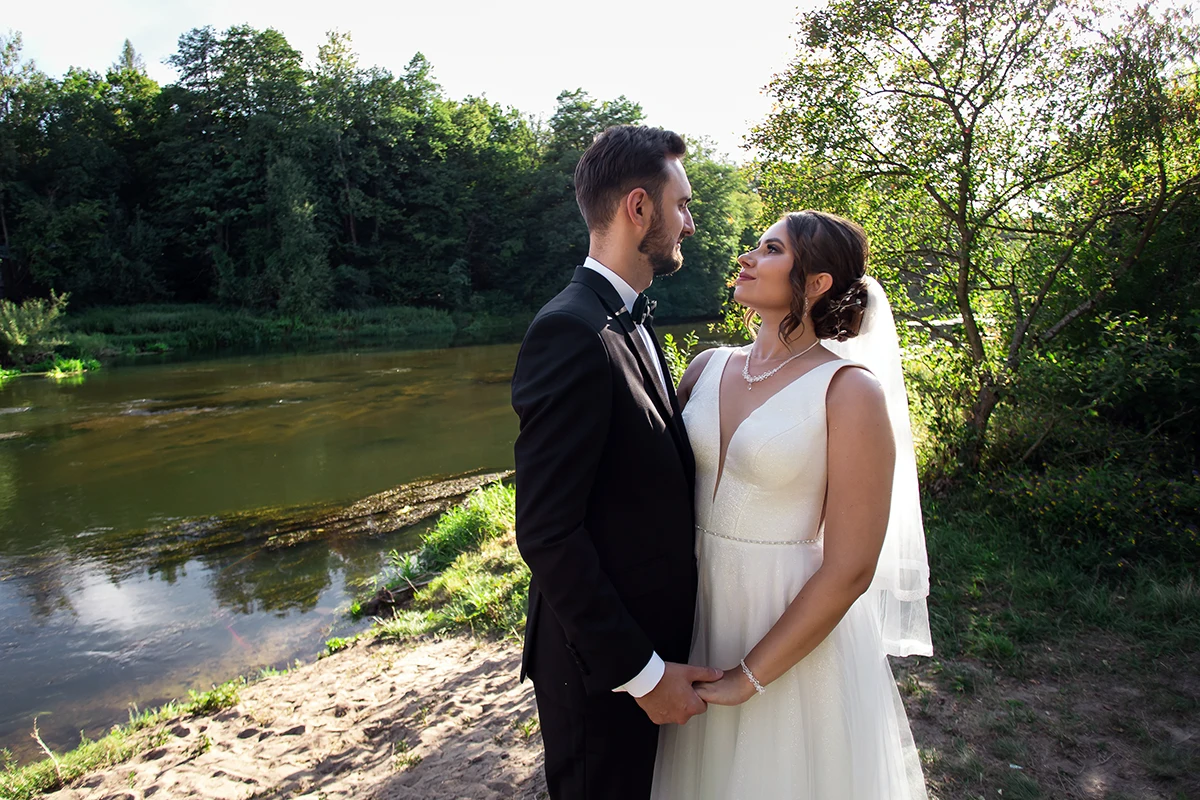 Para Młoda podczas zdjęć plenerowych ślubnych na rzeką Pilicą