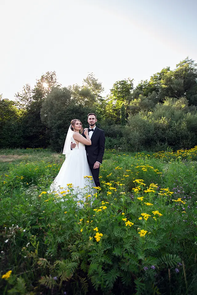 Para Młoda podczas zdjęć plenerowych ślubnych na rzeką Pilicą