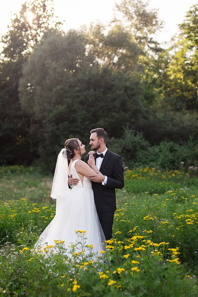 Para Młoda podczas zdjęć plenerowych ślubnych na rzeką Pilicą