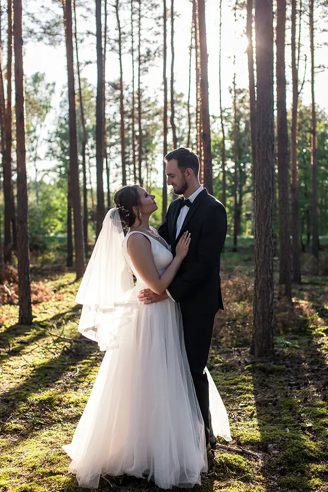 Para Młoda podczas zdjęć plenerowych ślubnych w lesie niedaleko Spały