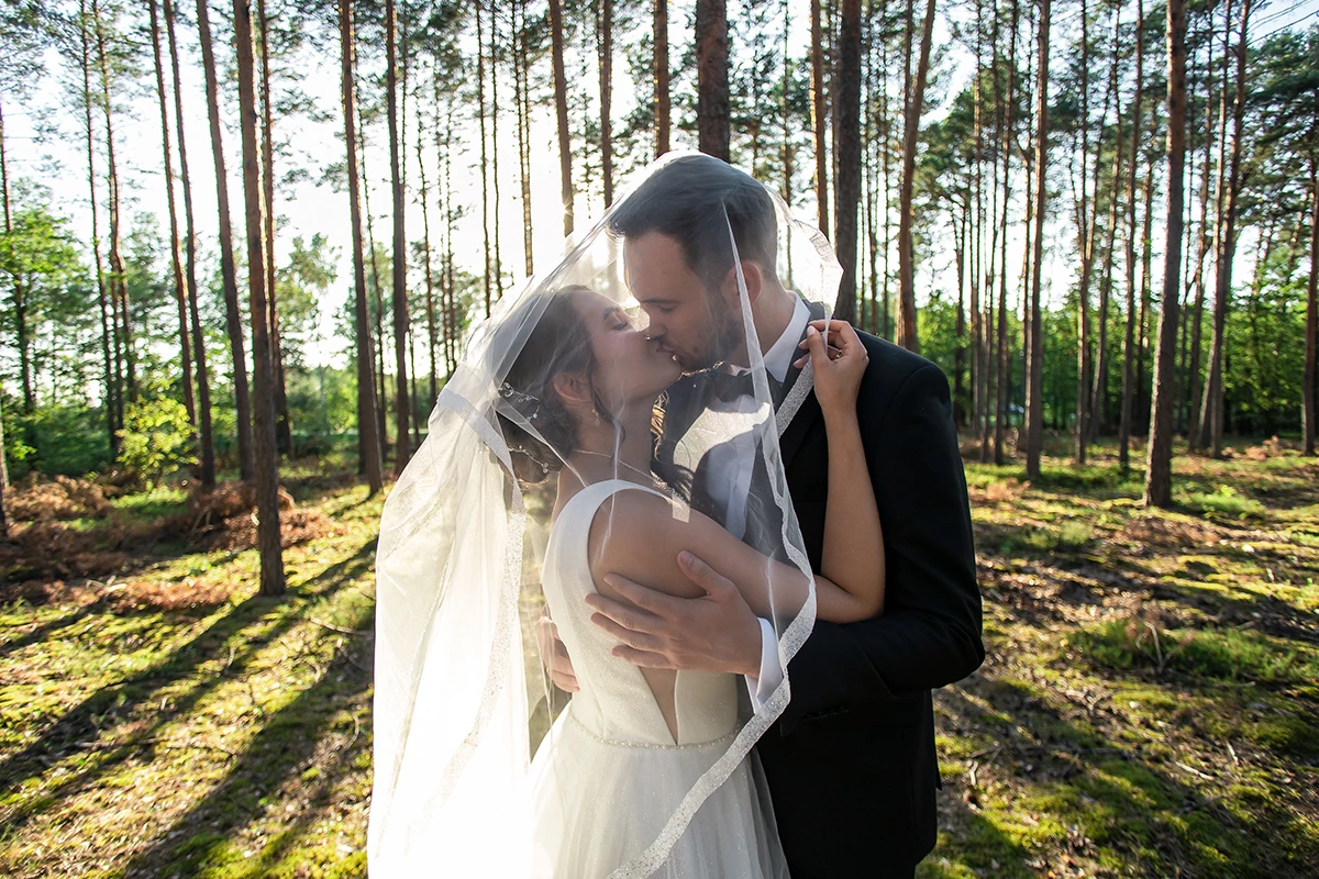 Para Młoda podczas zdjęć plenerowych ślubnych w lesie niedaleko Spały