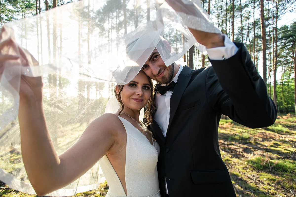 Para Młoda podczas zdjęć plenerowych ślubnych w lesie niedaleko Spały