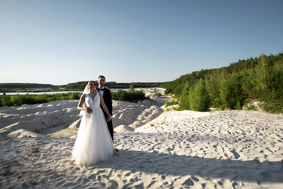 Para Młoda podczas zdjęć plenerowych ślubnych na tle kopalnie w Białej Górze koło Tomaszowa i Spały