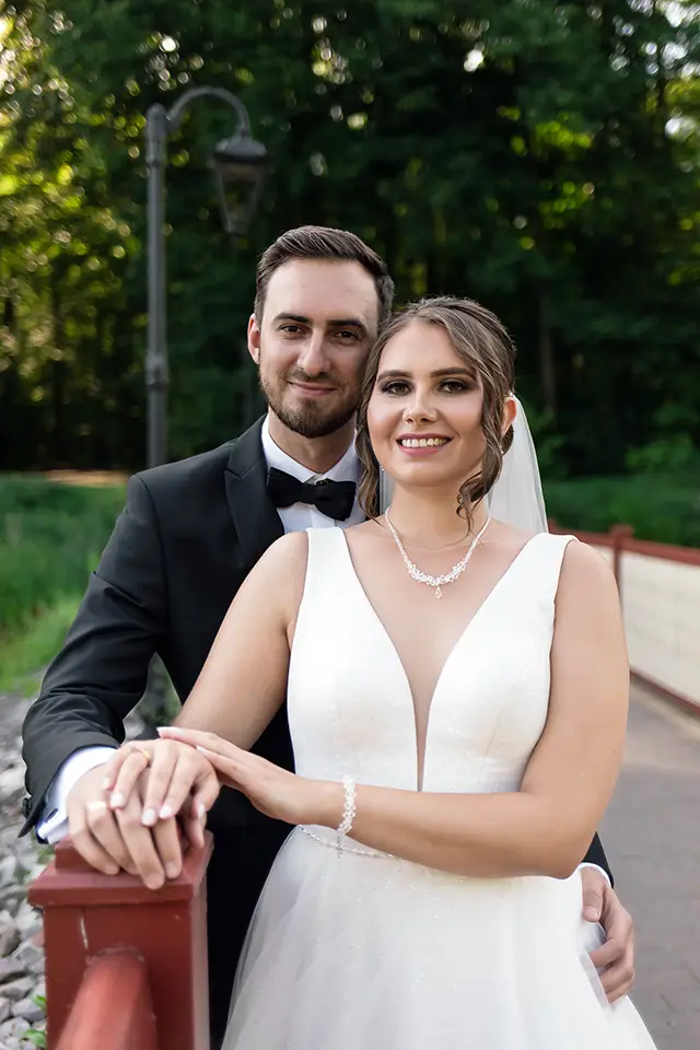 Para Młoda podczas zdjęć plenerowych ślubnych w Spale