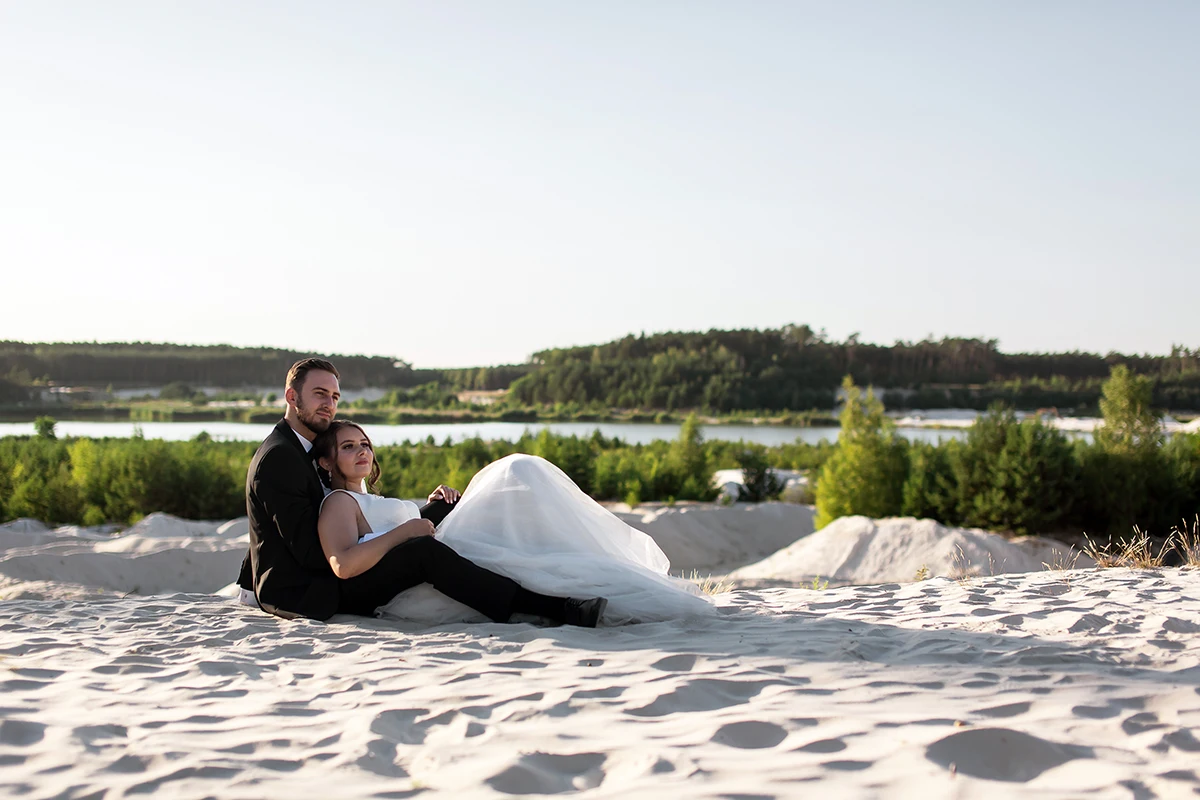 Para Młoda podczas zdjęć plenerowych ślubnych na tle kopalnie w Białej Górze koło Tomaszowa i Spały