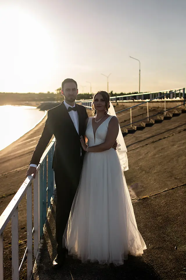 Para Młoda podczas zdjęć plenerowych ślubnych na tle kopalnie w Białej Górze koło Tomaszowa i Spały