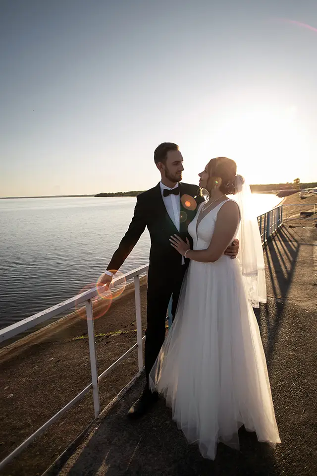 Para Młoda podczas zdjęć plenerowych ślubnych na tle kopalnie w Białej Górze koło Tomaszowa i Spały