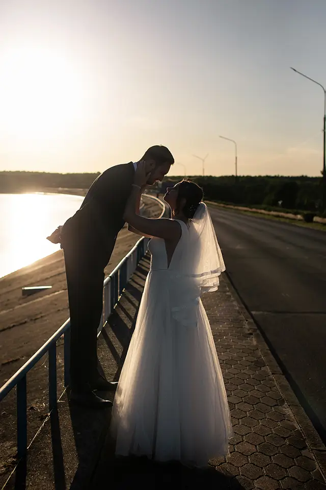 Para Młoda podczas zdjęć plenerowych ślubnych na tle kopalnie w Białej Górze koło Tomaszowa i Spały