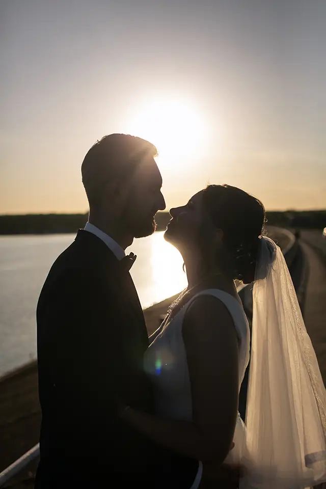 Para Młoda podczas zdjęć plenerowych ślubnych na tle kopalnie w Białej Górze koło Tomaszowa i Spały