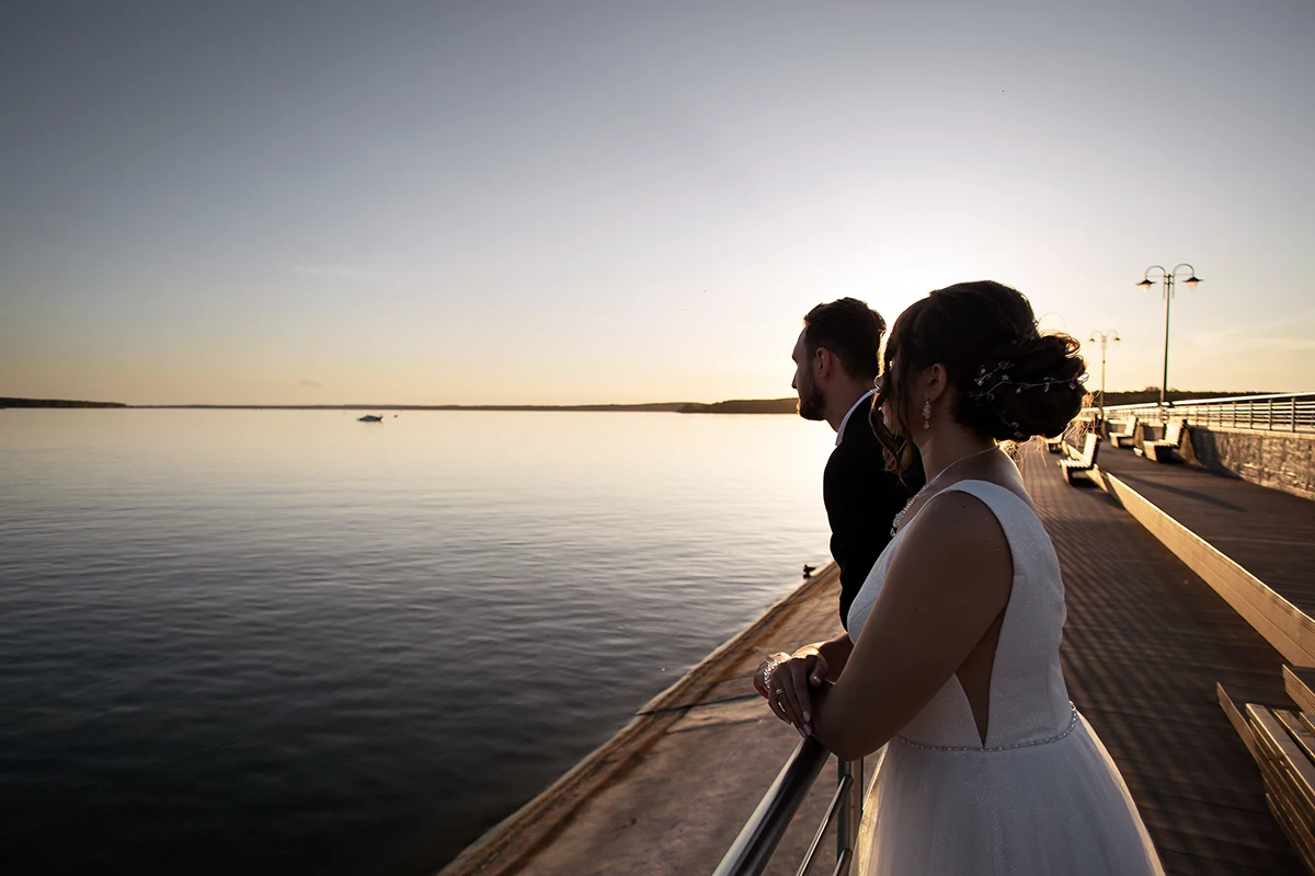 Para Młoda na molo na Zalewie Sulejowskim podczas zdjęć plenerowych ślubnych