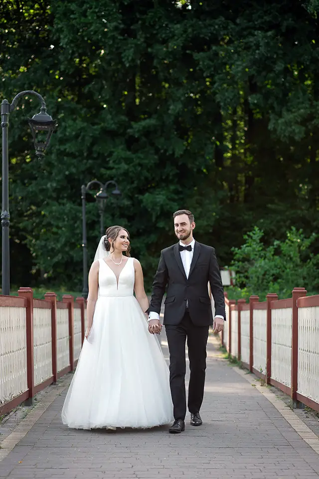 Para Młoda podczas zdjęć plenerowych ślubnych w Spale