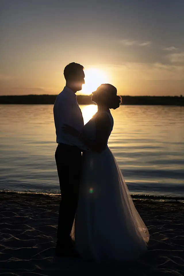 Para Młoda na plaży nad Zalewem Sulejowskim podczas zdjęć plenerowych ślubnych
