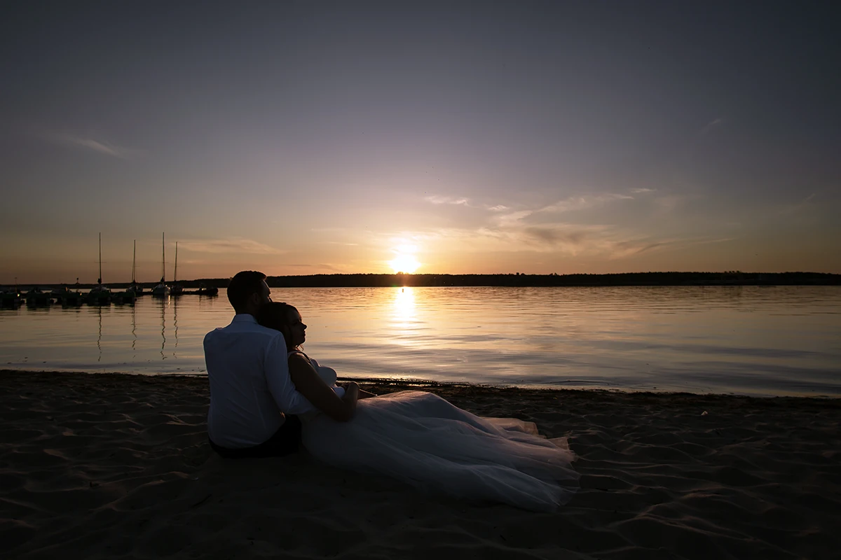 Para Młoda na plaży nad Zalewem Sulejowskim podczas zdjęć plenerowych ślubnych