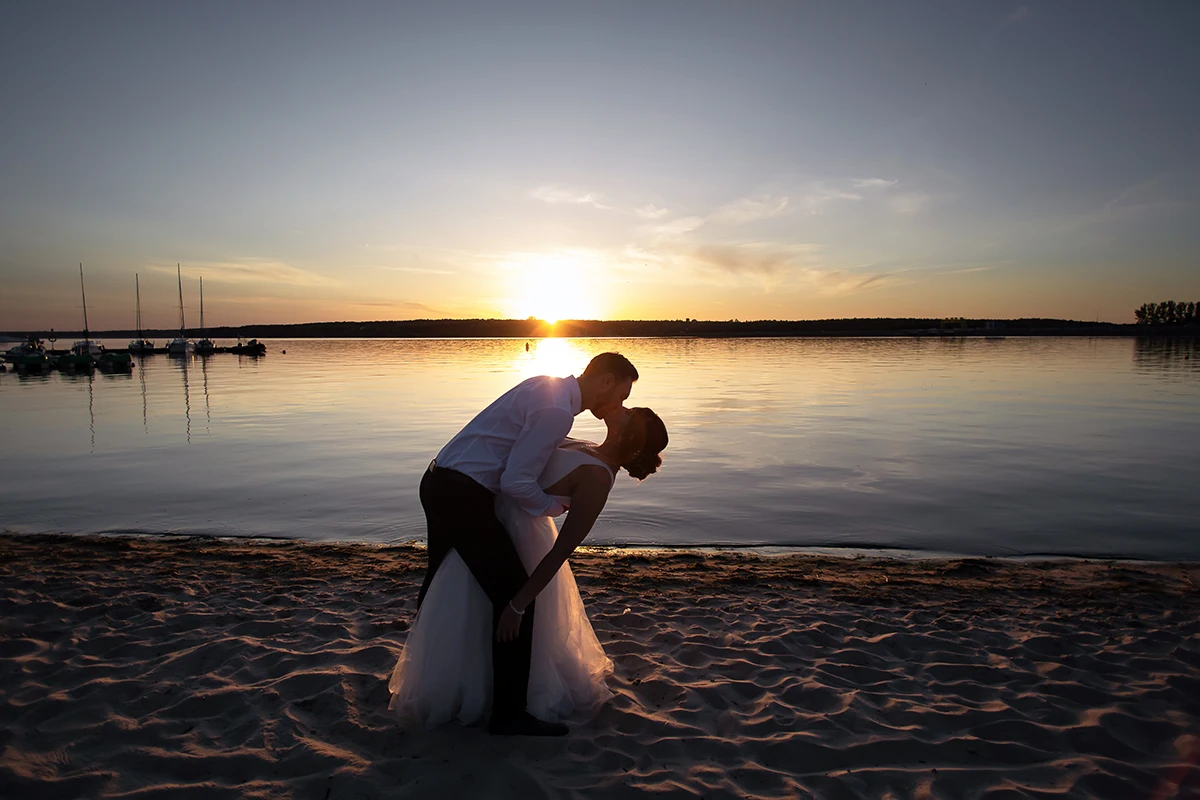 Para Młoda na plaży nad Zalewem Sulejowskim podczas zdjęć plenerowych ślubnych