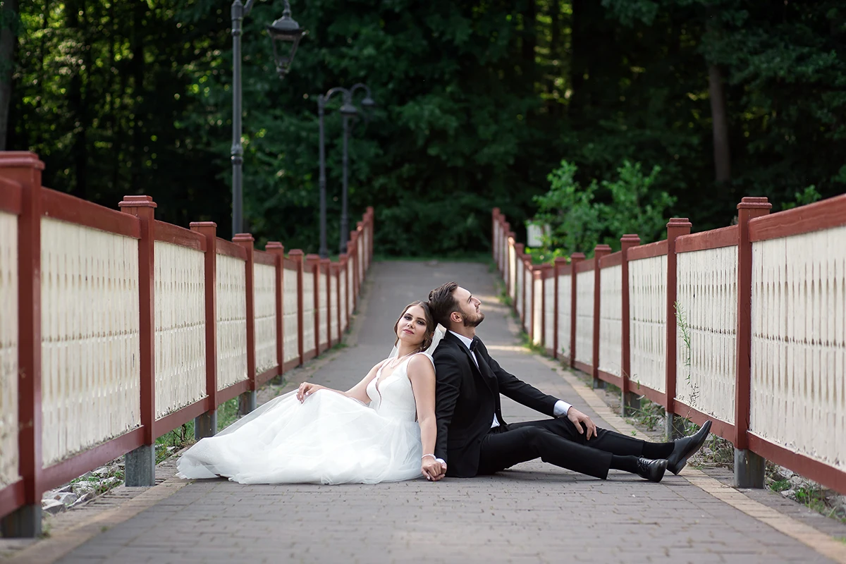 Para Młoda podczas zdjęć plenerowych ślubnych w Spale