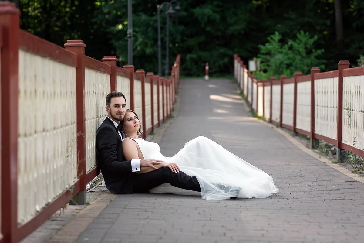 Para Młoda podczas zdjęć plenerowych ślubnych w Spale
