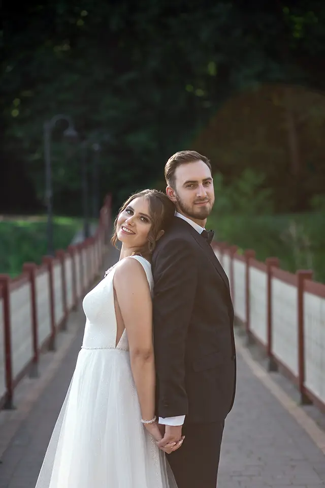 Para Młoda podczas zdjęć plenerowych ślubnych w Spale