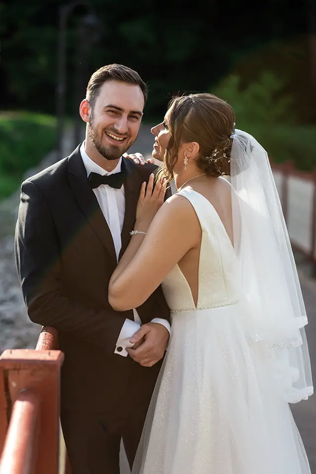 Para Młoda podczas zdjęć plenerowych ślubnych w Spale