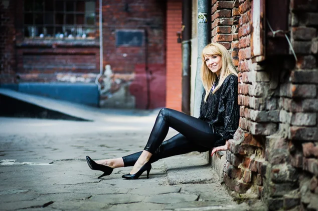 Fotograf mody Łódź – modelka w eleganckiej stylizacji na tle ceglanych ścian OFF Piotrkowska.