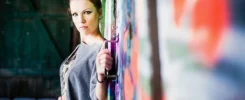 Fotograf lookbook Łódź – modelka w industrialnym wnętrzu OFF Piotrkowska.
