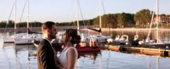 Para Młoda podczas zdjęć plenerowych ślubnych w porcie na Zalewem Sulejowskim